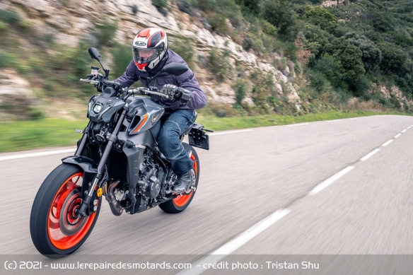 La MT-09 tient les 130 km/h sans trop de vibrations à 5.200 tr/min