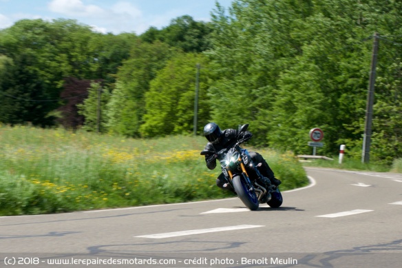 La Yamaha MT-09 SP en courbe