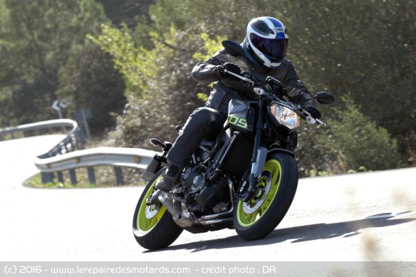 Yamaha MT-09 TCS sur départementale