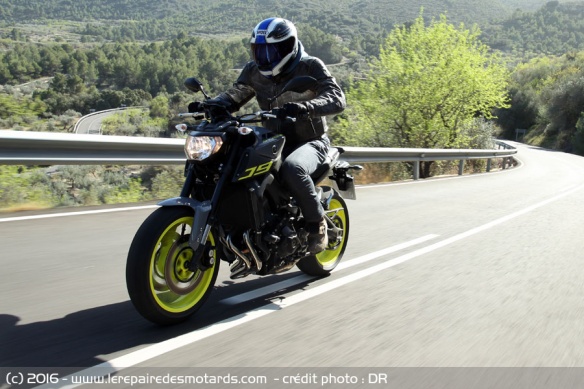 Yamaha MT-09 TCS sur nationale