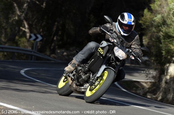 Yamaha MT-09 TCS sur route