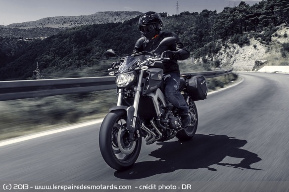 Yamaha MT-09 sur départementale