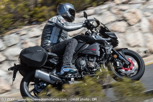 Yamaha MT-10 SP & Tourer Edition sur autoroute