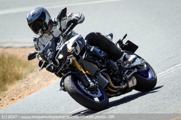 Yamaha MT-10 SP & Tourer Edition sur départementale
