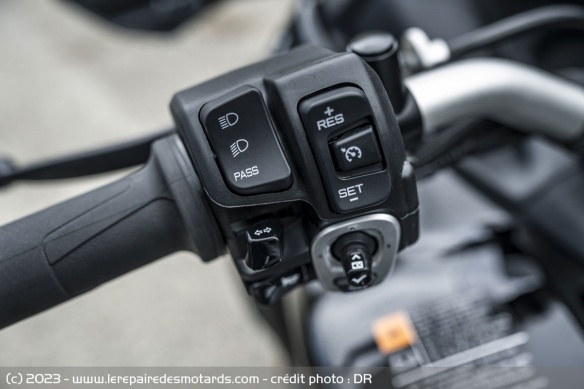 Les commodos de la Yamaha Niken GT