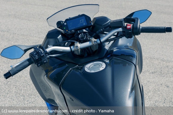 Poste de conduite de la Yamaha Niken