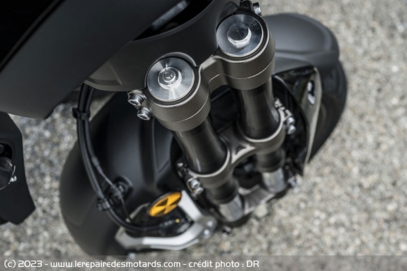 Le réglage de la fourche droite de la Yamaha Niken GT