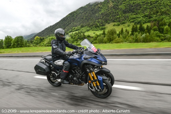 La Yamaha Niken GT sur voie rapide