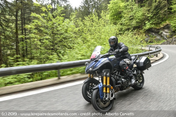 La Yamaha Niken GT sur route