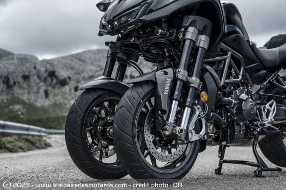 Le double train avant de la Yamaha Niken GT