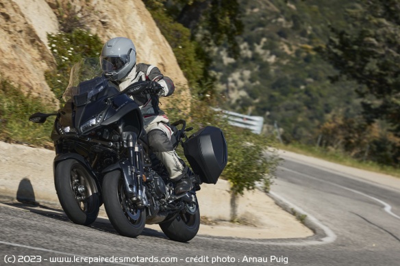 La Yamaha Niken GT en courbe
