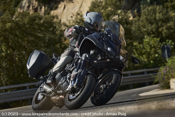 Prise d'angle avec la Yamaha Niken GT