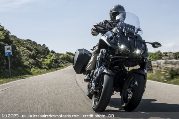 La Yamaha Niken GT sur voie rapide