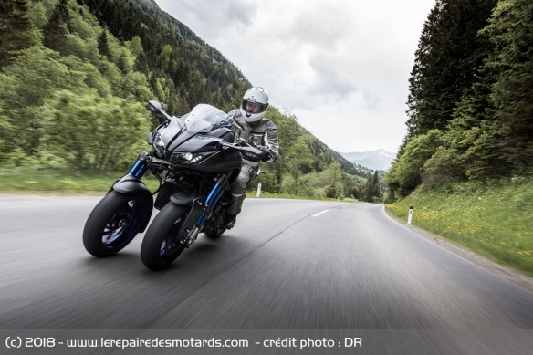 La Yamaha Niken en ligne droite
