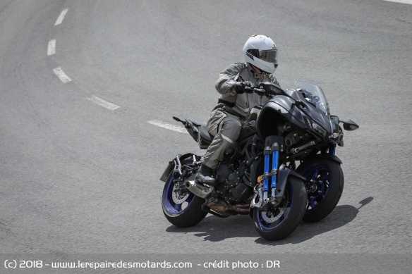 La Yamaha Niken en courbe
