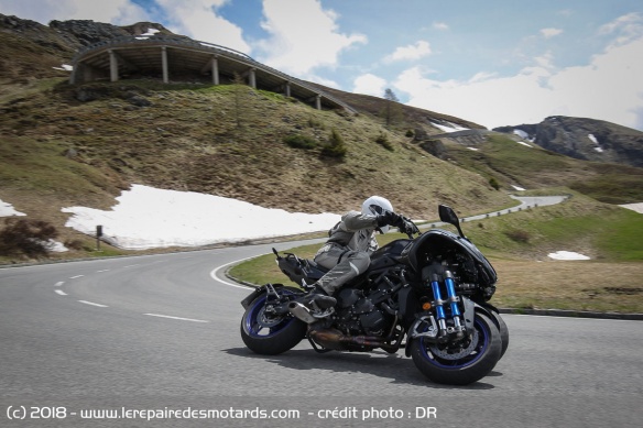Le Yamaha Niken dans les lacets de Kitzbüel