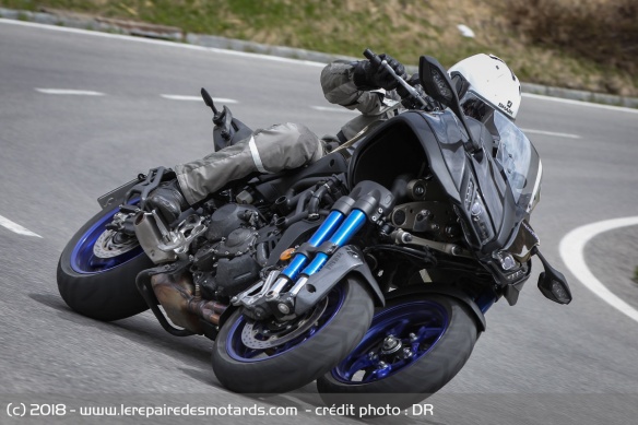 La Yamaha Niken en virage