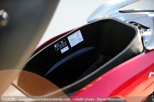 Place pour un casque modulable dans le coffre