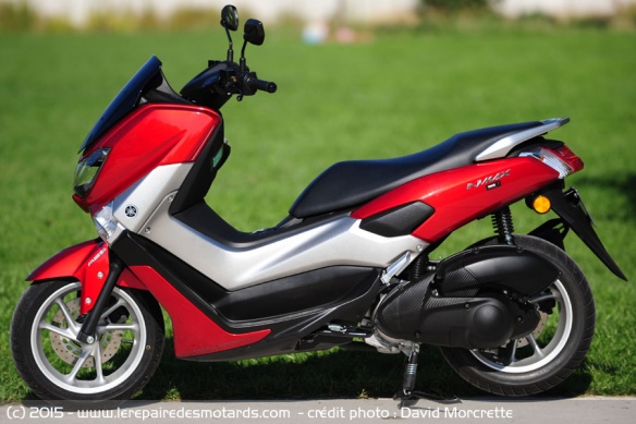 Yamaha NMax de coté