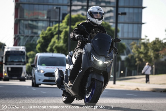 Véritable citadin, le NMAX se montre très maniable