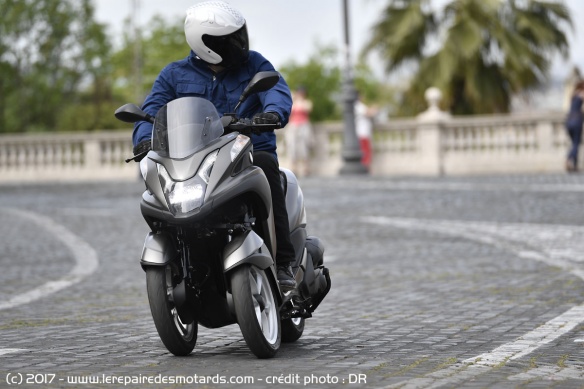 Le Yamaha Tricity en ville
