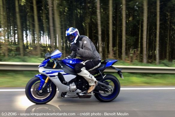 Yamaha YZF-R1 sur autoroute et sous le soleil