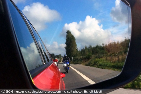 Yamaha YZF-R1 sur autoroute
