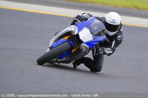 Yamaha YZF R1 de face