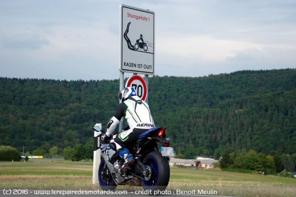 Yamaha YZF-R1 devant un panneau sécurité en Allemagne