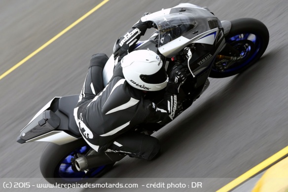 Yamaha YZF R1M sur autoroute