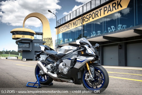 Yamaha YZF R1 de côté