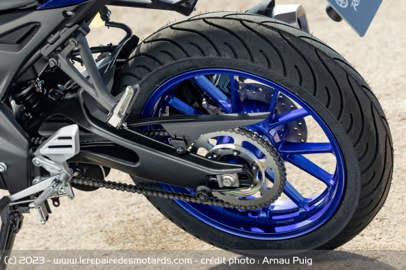 La roue arrière de la Yamah R125