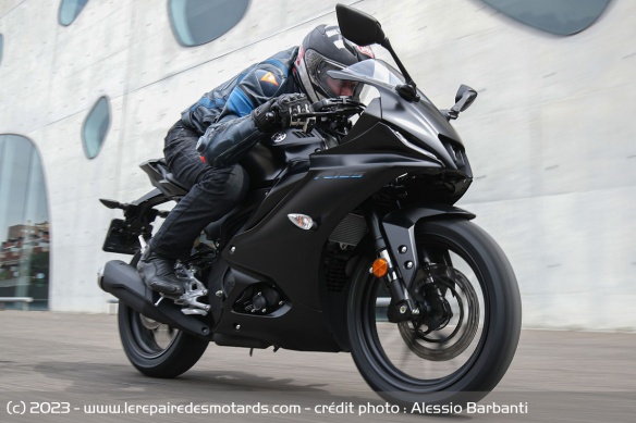 Avec son habillage protecteur, la R125 s'adapte bien à l'autoroute même si ce n'est pas son terrain de prédilection