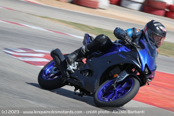 Bien que petite, la R125 bénéficie d'un véritable équipement de sportive