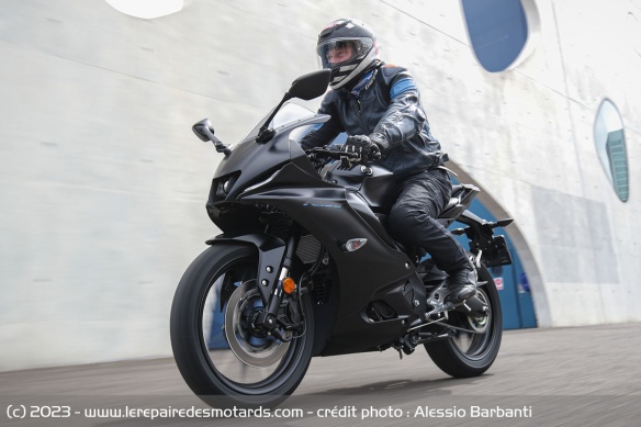Malgré une position un peu typée, la R125 se débrouille bien en ville
