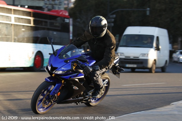 La Yamaha YZF-R125 en ville