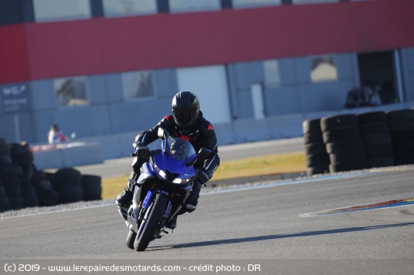 La Yamaha YZF-R125 à haute vitesse