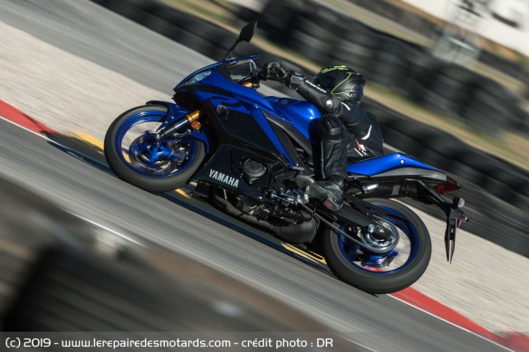 La Yamaha YZF-R3 en courbe