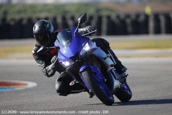 Prise d'angle avec la Yamaha YZF-R3