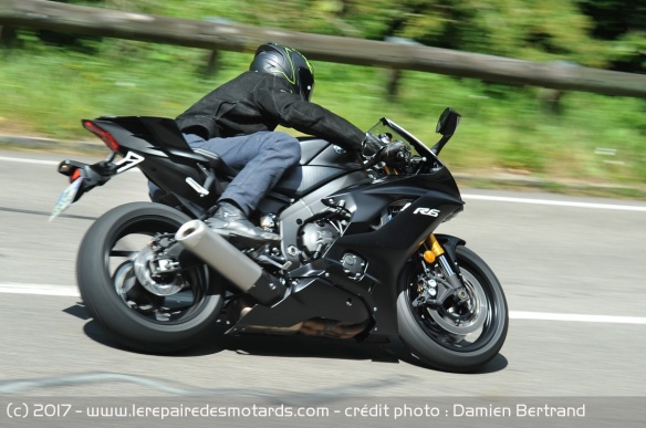 La Yamaha YZF-R6 en courbe