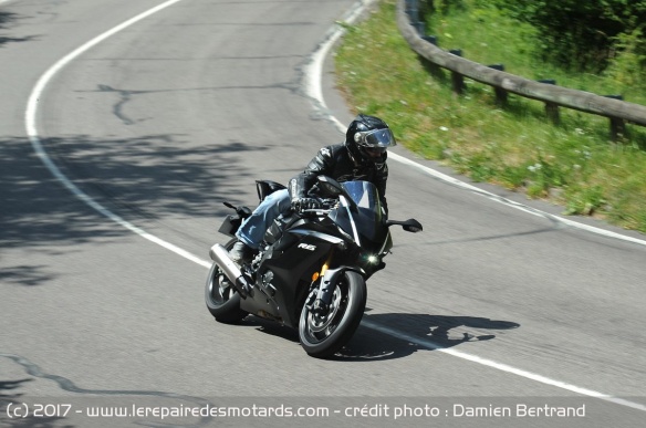 La Yamaha YZF-R6 en courbe
