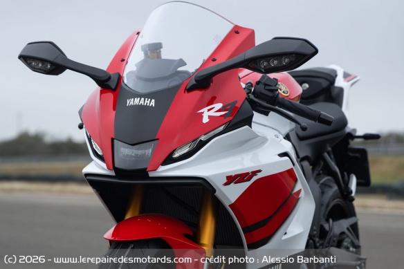 Le carénage avant de la Yamaha R7