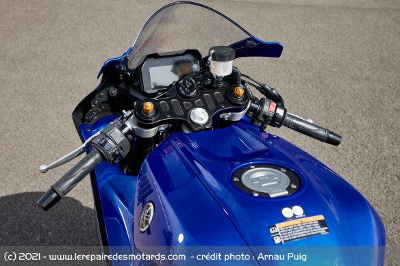 Le guidon de la Yamaha R7