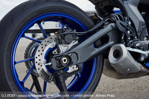 Les jantes sont chaussées de pneus Bridgestone Battlax S22