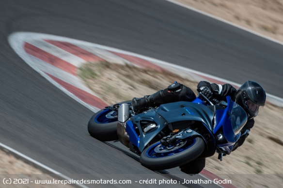 La Yamaha R7 en courbe sur circuit
