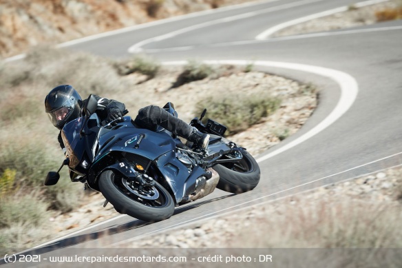 Enchainement de virages avec la Yamaha R7