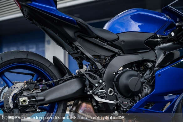 Le cadre en aluminium est plus léger et plus rigide que sur le roadster