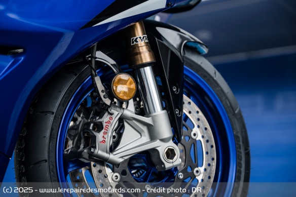 Le freinage Brembo se montre à la fois puissant et précis, avec un bon feeling de l'avant