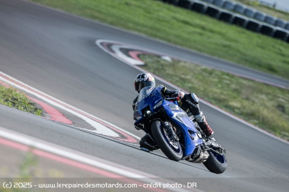 La position de conduite est vraiment bien adaptée à un pilotage sur circuit