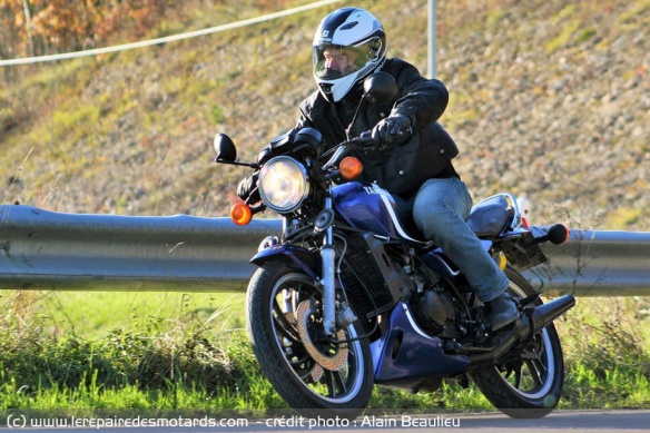 Légère, puissante, maniable, Yamaha RD 350 LC sur route